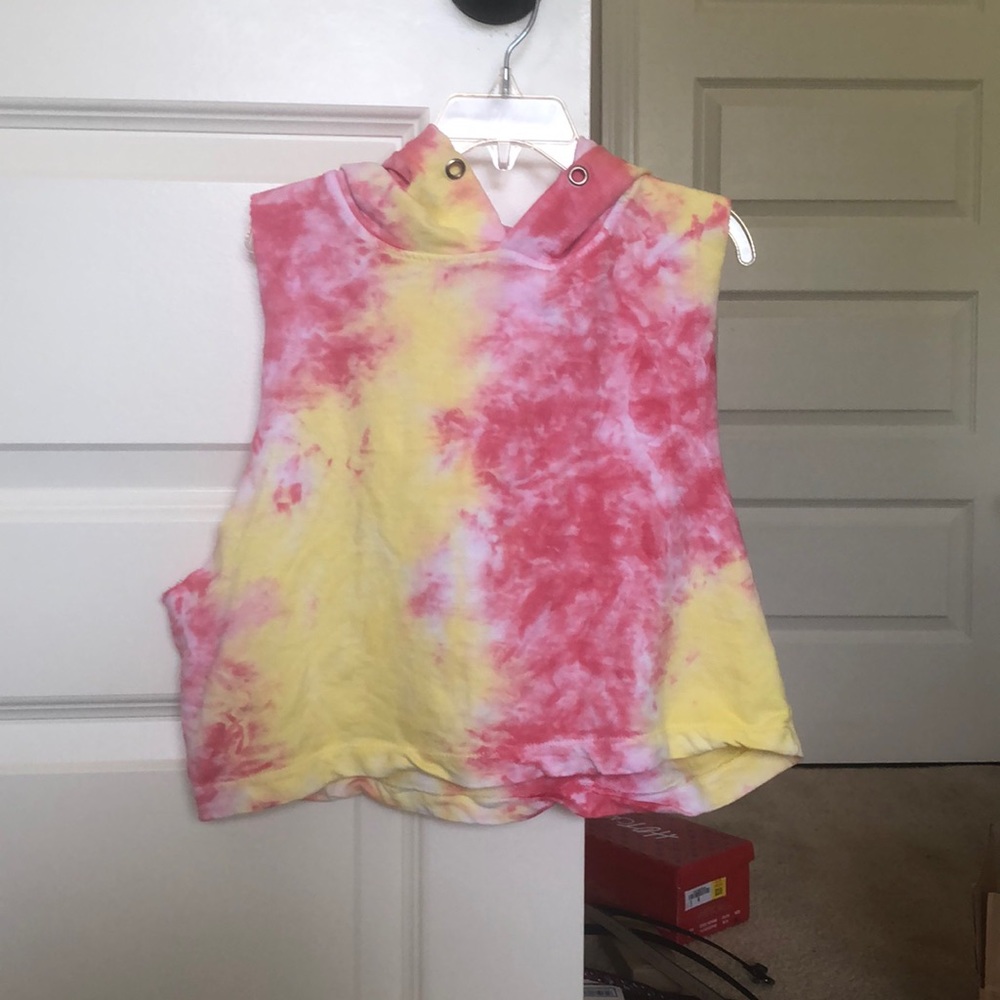 tie dye no sleeve crop top
